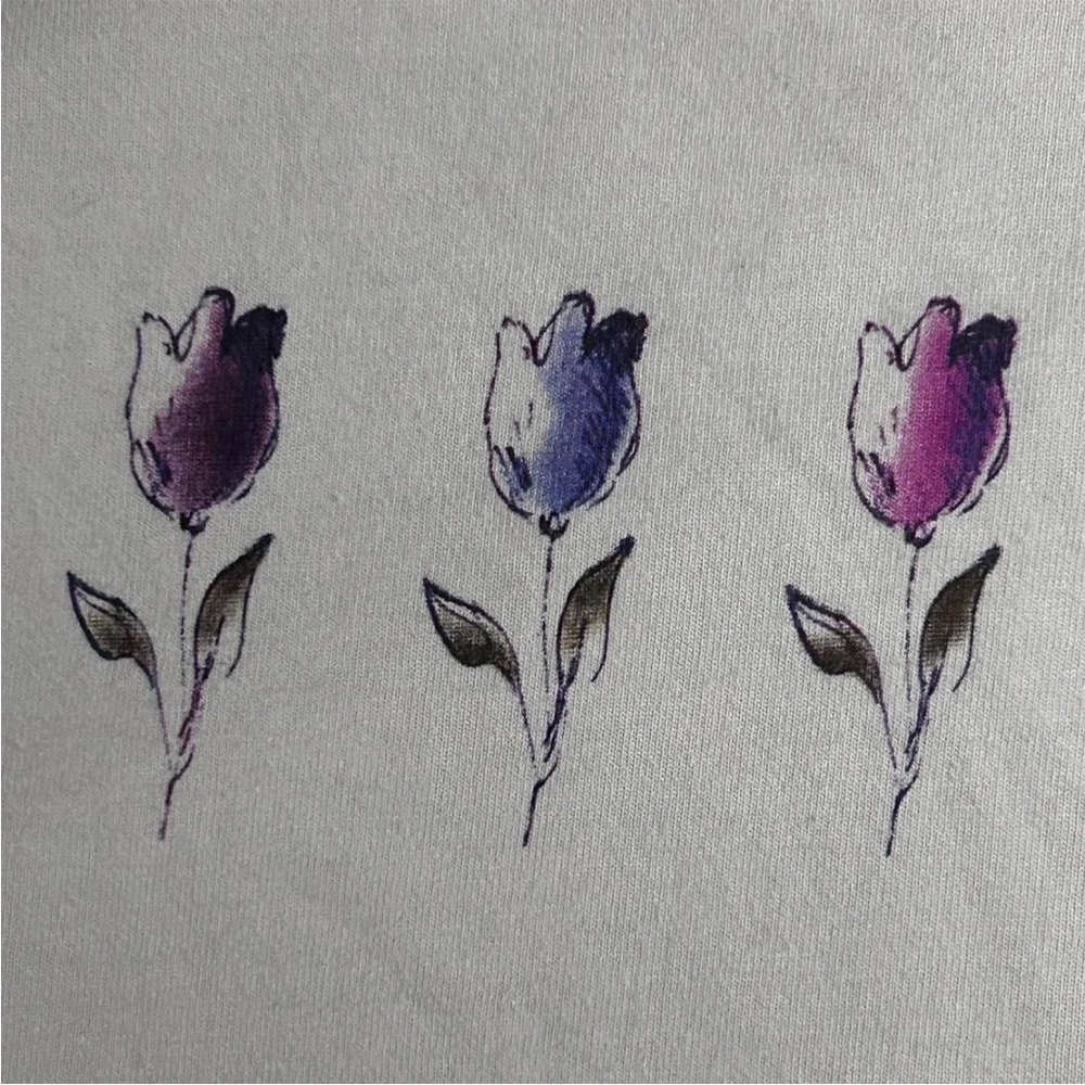 Elisabeth Liz Claiborne Vintage Grandma Core T-Shirt in Cream with Purple Tulips